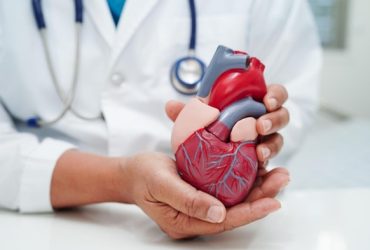Fotografía de médico especialista en cardiología del Hospital Henri Dunant en Cuernavaca explicando a un paciente cuando acudir con un cardiólogo para un chequeo