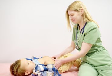 Fotografía de una doctora dando atención médica pediátrica en Hospital Henri Dunant en Cuernavaca, Morelos